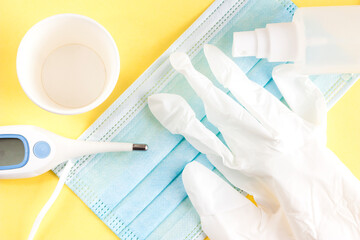 使い捨てのマスク・紙コップ・手袋、検温、消毒、感染対策