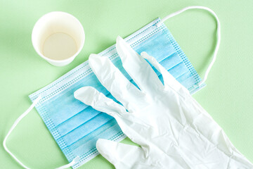 使い捨てのマスク・紙コップ・手袋、検温、消毒、感染対策