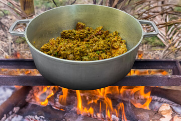 Ti-jaque boucané, spécialité culinaire réunionnaise sur feu de bois