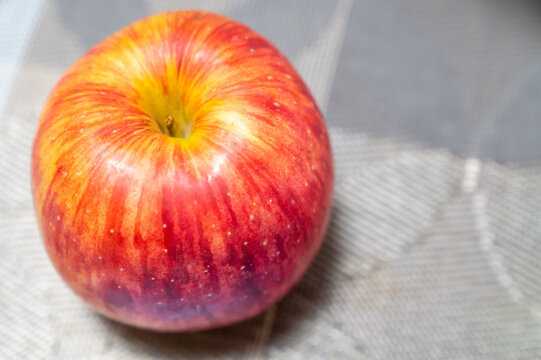 美味しそうな赤いリンゴの写真
