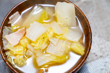 美味しそうな手作り野菜スープの写真