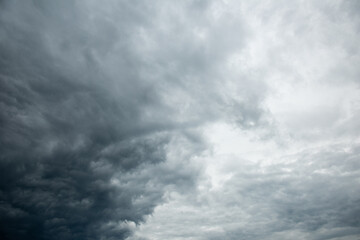 梅雨時に迫り来る雨雲