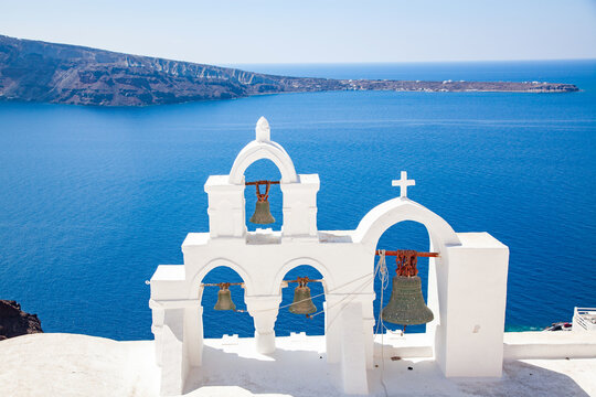 Traditional Greek architecture in Oia, Santorini (Thira), Cyclades, Greek Islands, Greece
