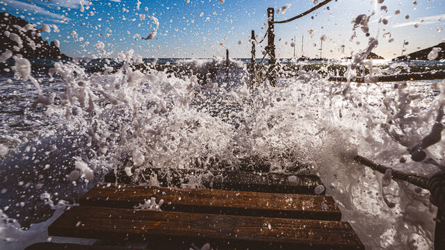 Puente en el mar rompiendo las olas