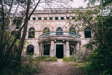 Obraz premium Abandoned unknown concrete building in the trees.