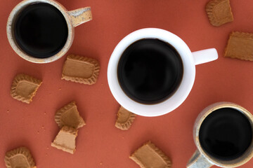 ちらばったクッキーとコーヒー