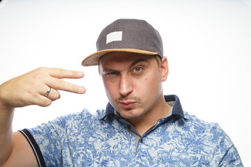 Cooler Junger Mann zeigt Peace Zeichen