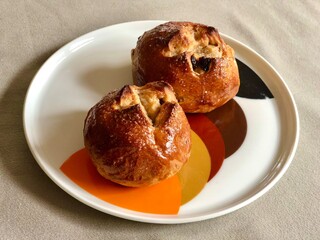 皿の上の自家製レーズンパン