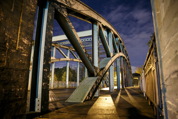 Stahlbrücke bei Nacht seitlich