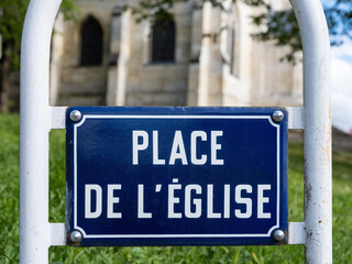 Un panneau indicateur d'une place de l'église