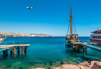 Obraz premium Moored pleasure boats, sailboats and yachts in marina of Eilat - famous resort and recreation city in Israel