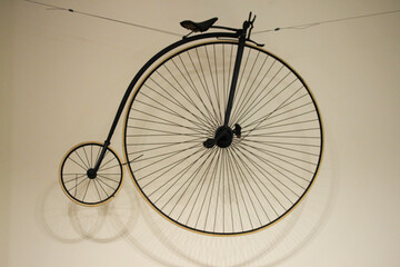 Penny-farthing / vintage fiets aan de muur