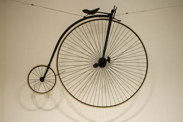 Foto op Plexiglas Fiets Penny-farthing / vintage fiets aan de muur