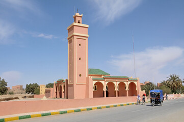 Fototapeta na wymiar Mezquita a la entrada de la ciudad de Rissani en el sur de Marruecos