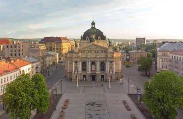 Obraz premium LVIV, UKRAINE May 2021: Opera House in the city center. Lviv center near the Opera House. Streets and buildings in the old city. The picture was taken in the early morning during a trip to Lviv.