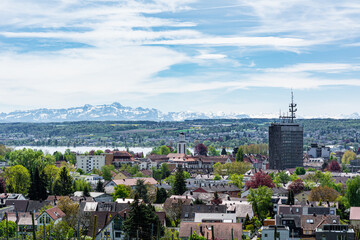 Konstanz im Frühling mit Alpen im Hintergrund