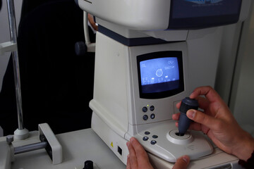 Checking the eyes during an optometry