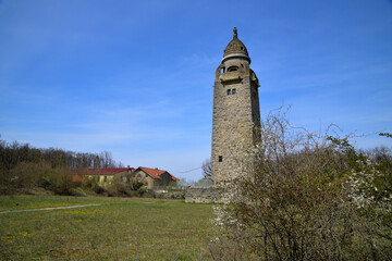 Der Wittelsbacher Turm bei Bad Kissingen in der Rhön bei blauem Himmel