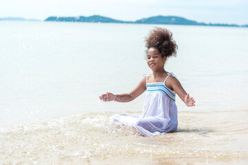 Fototapeta na wymiar happy african american Little girl walking on the beach
