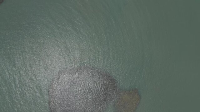 Vue de drone avant de l'oc&eacute;an, mar&eacute;e basse, au dessus des coraux sur la plage.. &Eacute;t&eacute; &agrave; Praia Corumbau Bahia, Br&eacute;sil. Paysage tropical avec sable, eau, coraux	