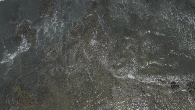 Vue de drone de bas en haut e de l'oc&eacute;an, mar&eacute;e basse, au dessus des coraux.  