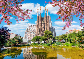 Sagrada Familia Cathedral in spring, Barcelona, Spain - obrazy, fototapety, plakaty
