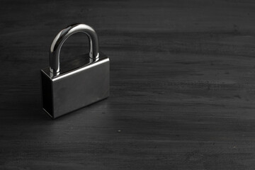 Candado de seguridad cerrado  sobre un fondo color gris