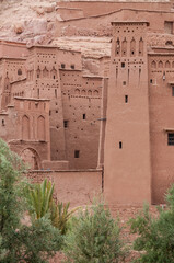 Torres y muros en la kasbah de Ait Ben Haddou en el sur de Marruecos - obrazy, fototapety, plakaty