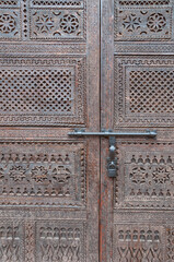 Detalle de una puerta decorada en la kasbah de Ait Ben Haddou en el sur de Marruecos