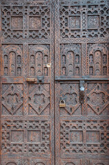 Puerta labrada en la kasbah de Ait Ben Haddou en el sur de Marruecos