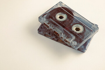Casete  de audio con un fondo blanco. Concepto retro y vintage 