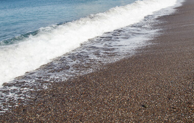 sea ​​pebbles with
 big waves