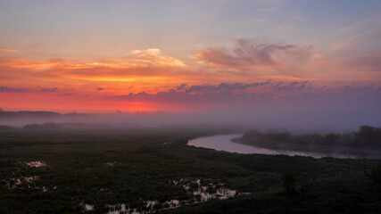 Poranne mgły w Dolinie Górnej Narwi, Podlasie, Polska