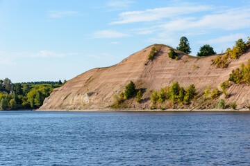 Naklejka premium Coast of the Volga River in the middle Volga region in the Republic of Tatarstan. Autumn landscape.