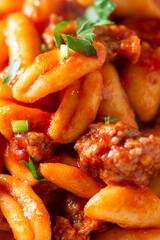 Piatto di deliziosi cavatelli con sugo di salsiccia di maiale, Cucina Italiana