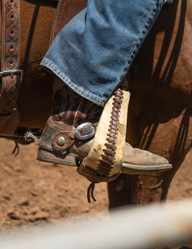 cowboy boots, botas vaqueras montando a un caballo