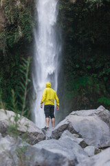 Obraz premium Persona en la cascada