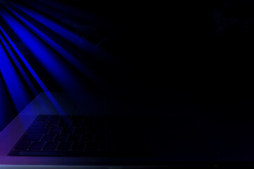 Computertastatur im Scheinwerferlicht