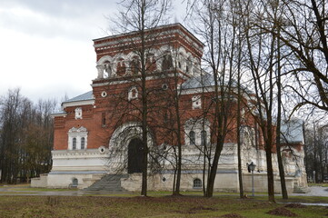 Fototapeta na wymiar Russia, Vladimir region, Gus khrustalny, Maltsov Crystal Museum, gate