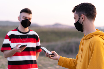 chicos jovenes distendidos, con el movil en la mano