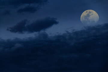 Lua no céu escuro com algumas nuvens.