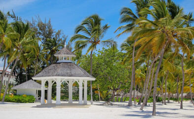Fototapeta na wymiar karaibska altanka ślubna na przepięknej plaży nad oceanem na Dominikanie na tle palm i niebieskiego nieba