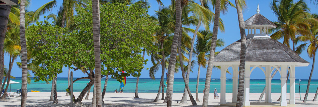 karaibska altanka ślubna na przepięknej plaży nad oceanem na Dominikanie na tle palm i niebieskiego nieba