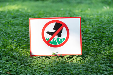 Sign Do not walk on lawns. Do not step on grass. Sign prohibiting walking on the grass.