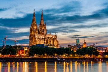 Fototapeta premium Panoramic view of Cologne Cathedral at nightfall, Germany.