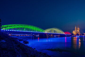 Obraz premium Panoramic view of Cologne Cathedral with Hohenzollern Bridge at the blue hour, Germany.