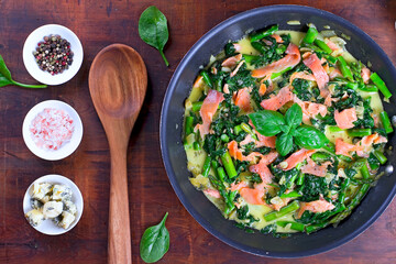spinach with salmon, blue cheese and asparagus 
