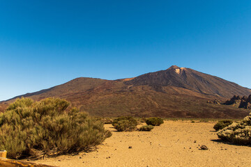 Fototapeta na wymiar Paisaje con el pico del Teide en el Parque Nacional