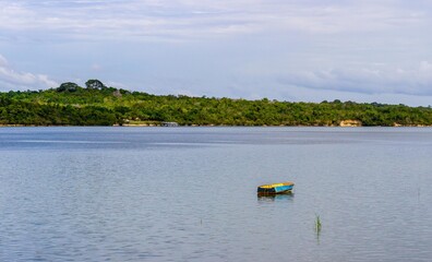 Fototapeta na wymiar boat on the river, Alter do Chão