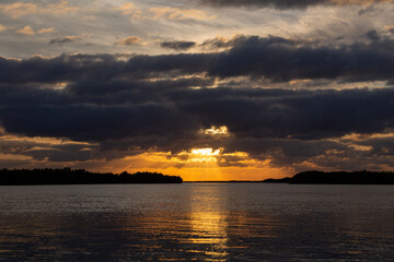 atardecer sobre el mar